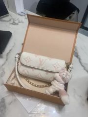 Louis Vuitton M83026 Wallet on Chain Ivy Chamallow Pink photo review