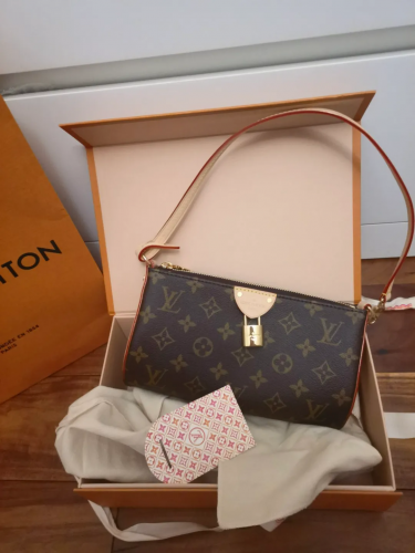 Louis Vuitton M47123 Pochette Tirette Monogram photo review